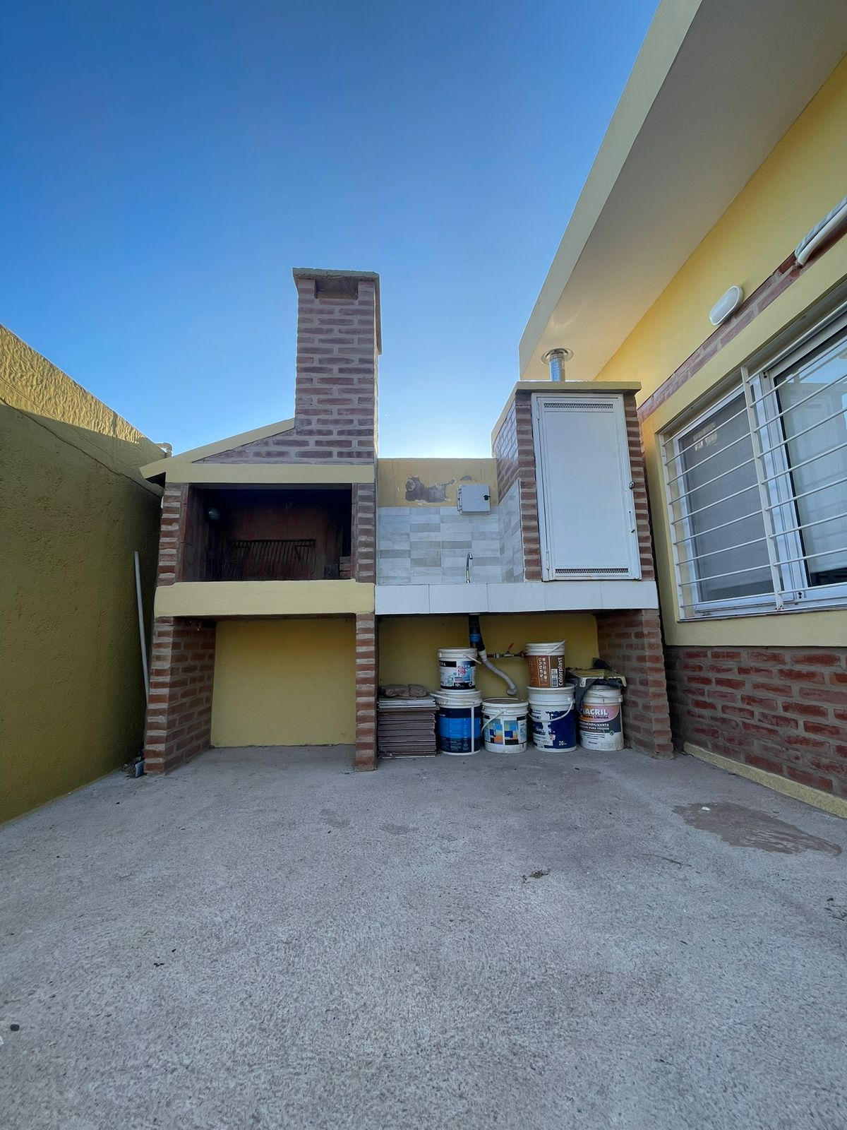 Asador privado en cochera techada