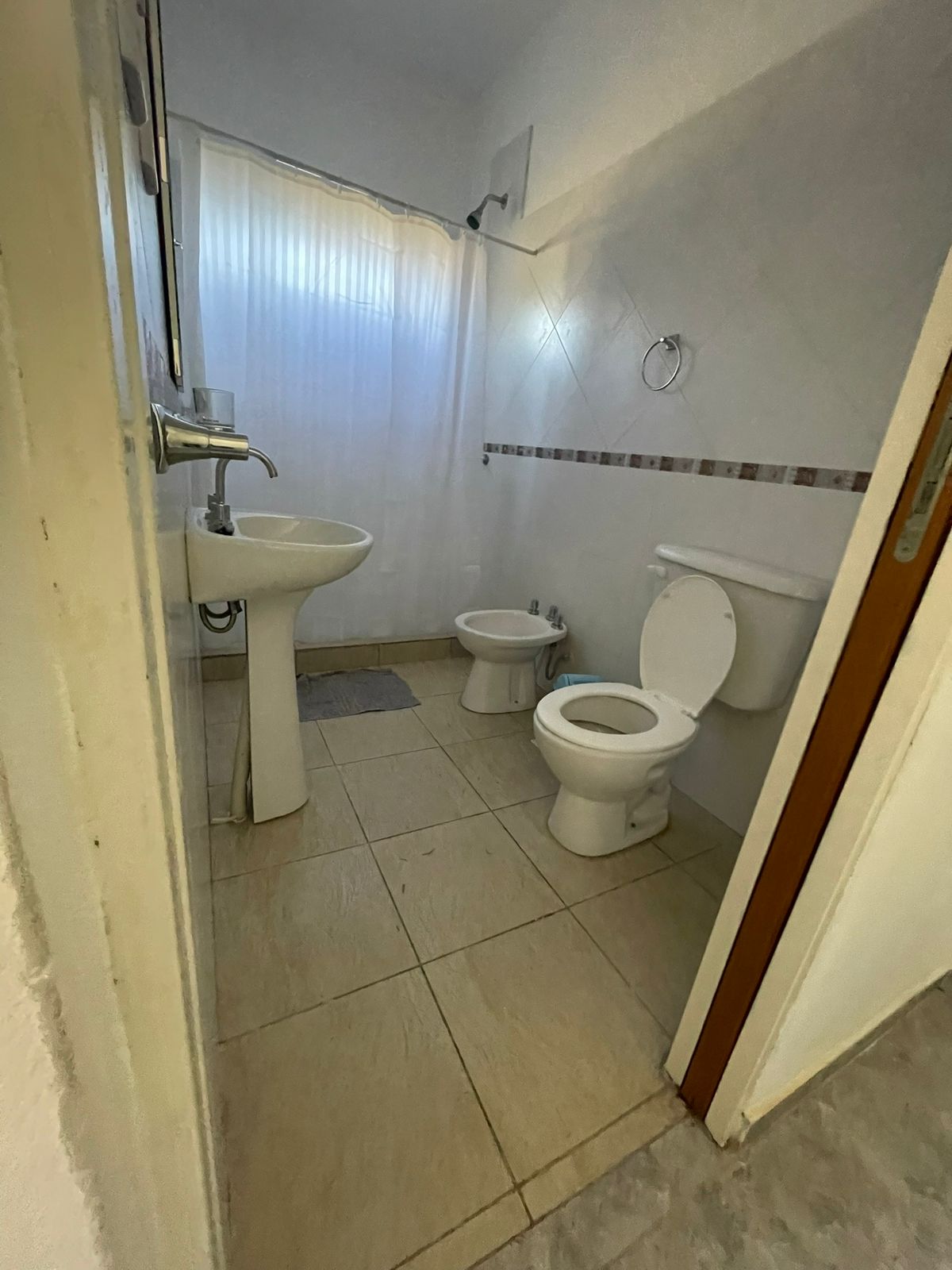 Baño con espejo grande y toallas incluidas