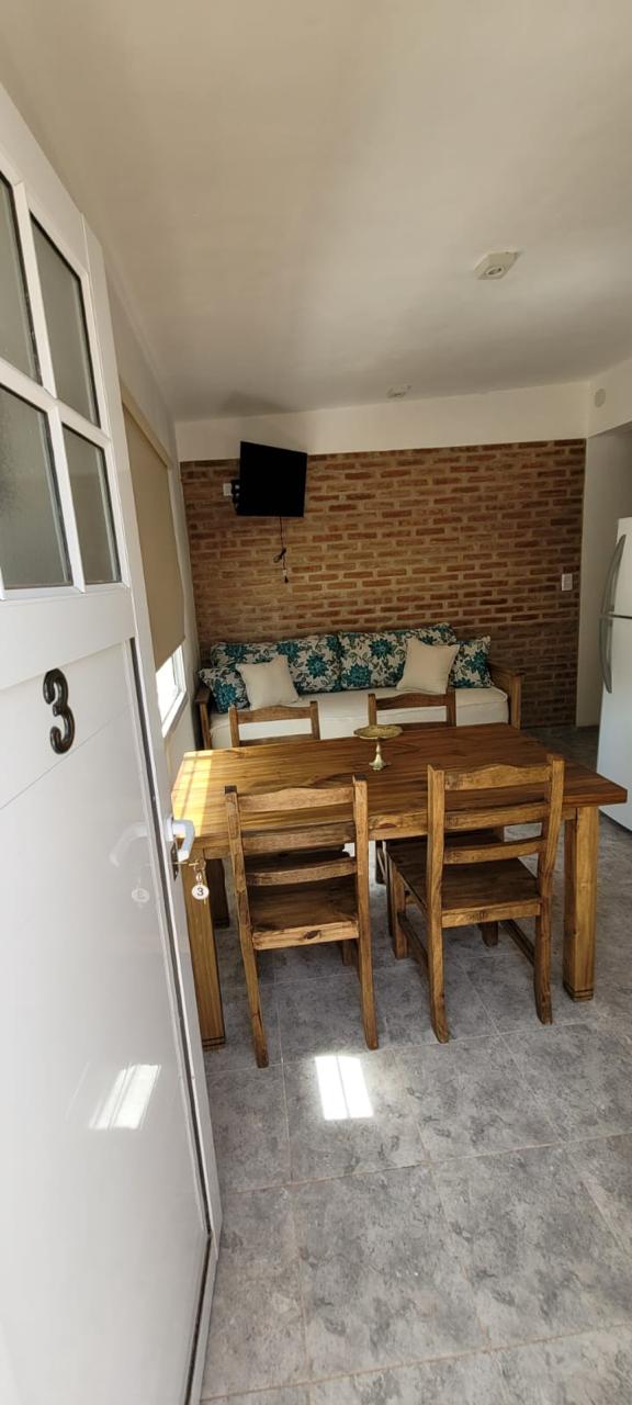 Comedor principal con mesa para 4 personas