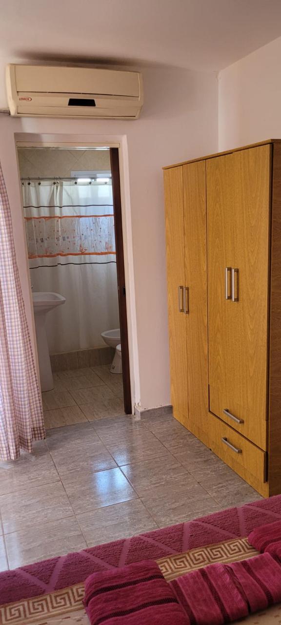 Dormitorio principal con cama matrimonial