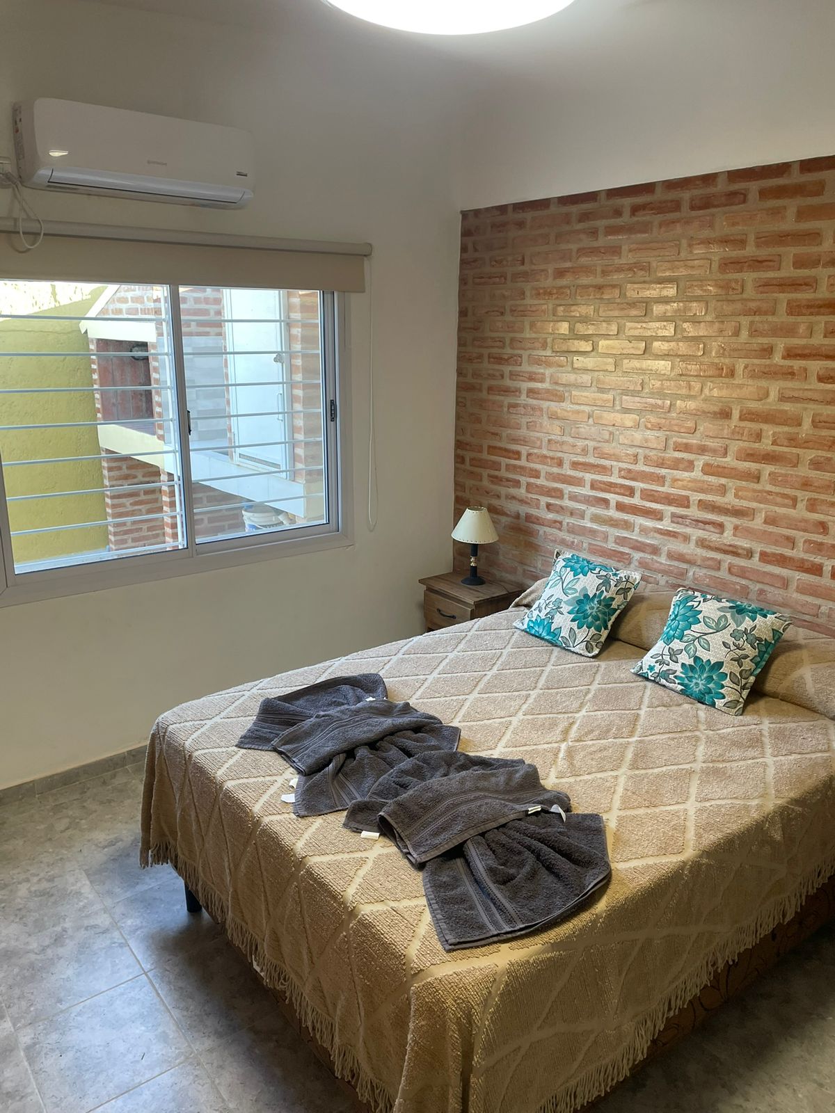 Dormitorio con ropa de cama blanca y placard