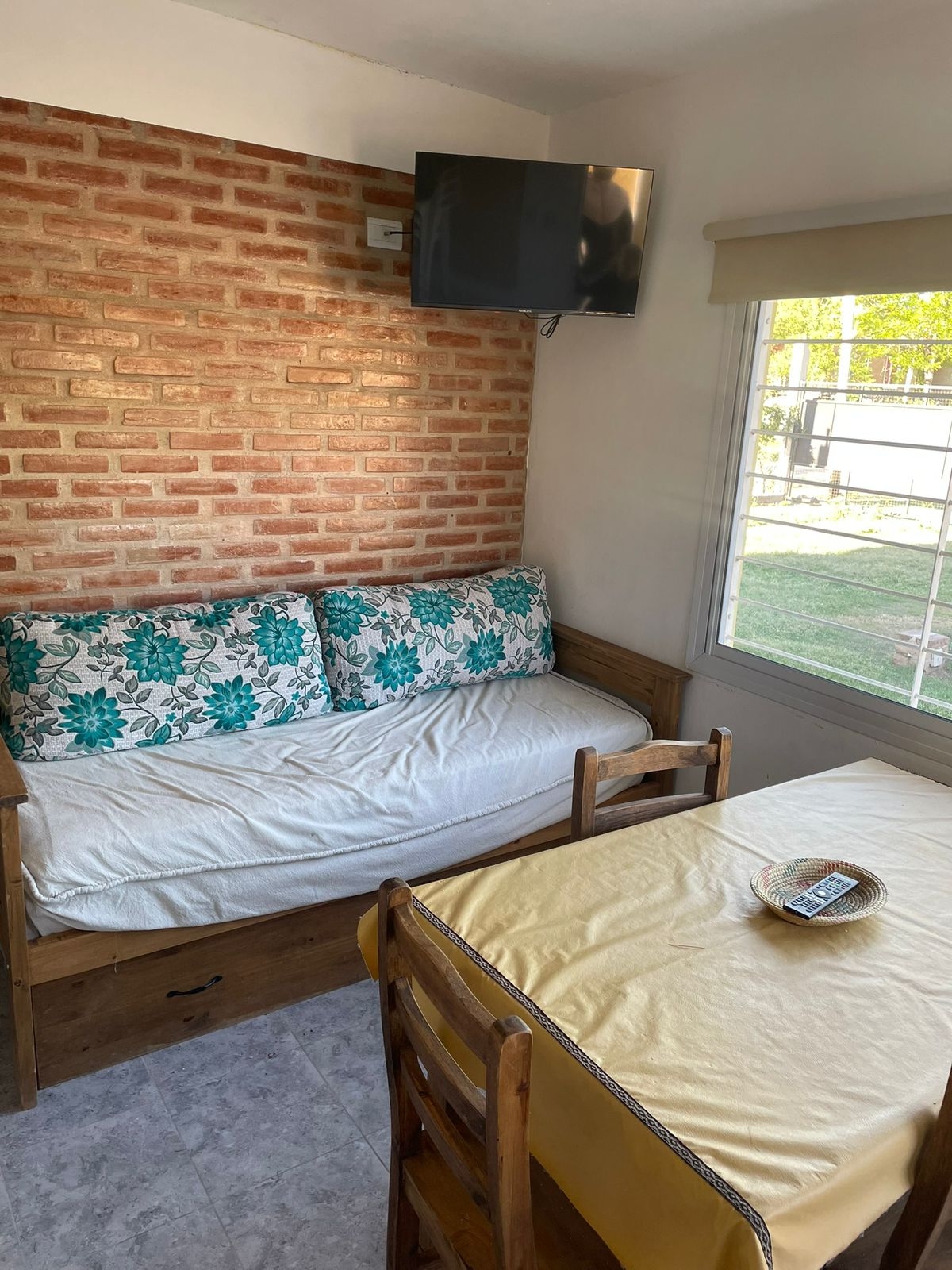 Living con sofá y TV LED