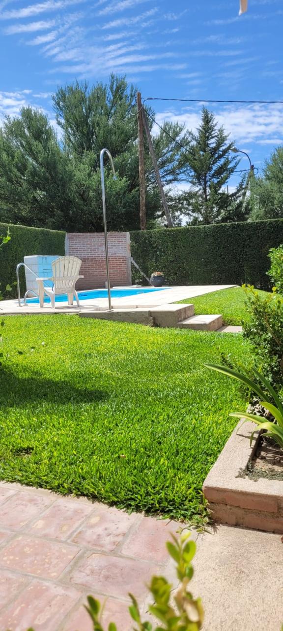 Jardín delantero con plantas autóctonas