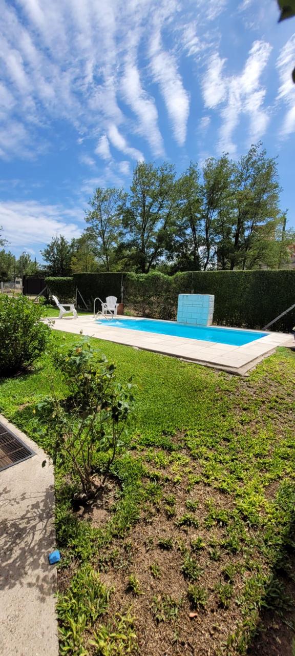 Espacio verde con reposeras