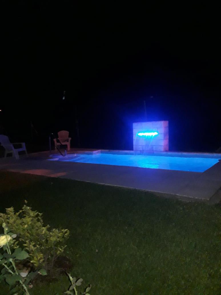 Piscina iluminada por la noche